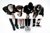 musicband-studio-posing-idea-mirror